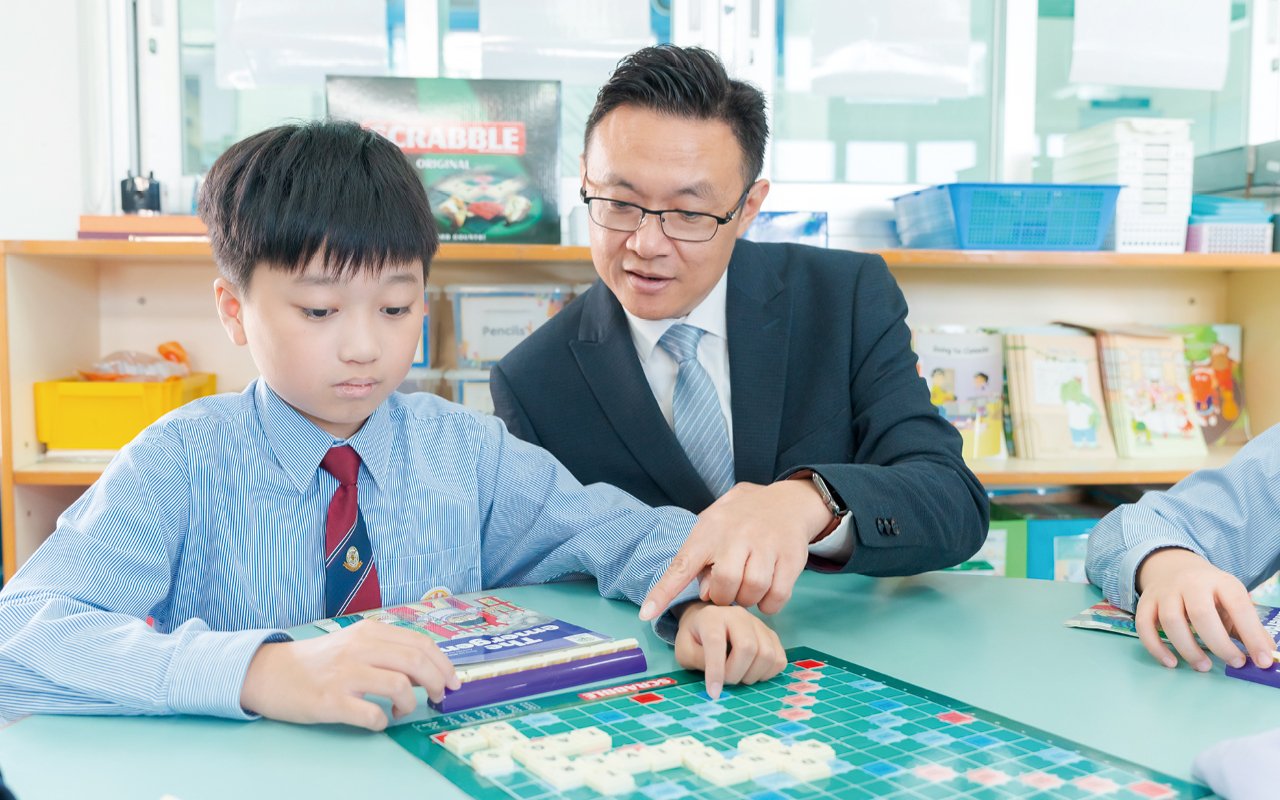 學校高度重視課程發展，為提升教學質量並平衡教學內容，學校與教育局的「小學校本課程發展組」攜手合作。透過聆聽專業意見，學校特別針對高小英語校本課程進行優化。