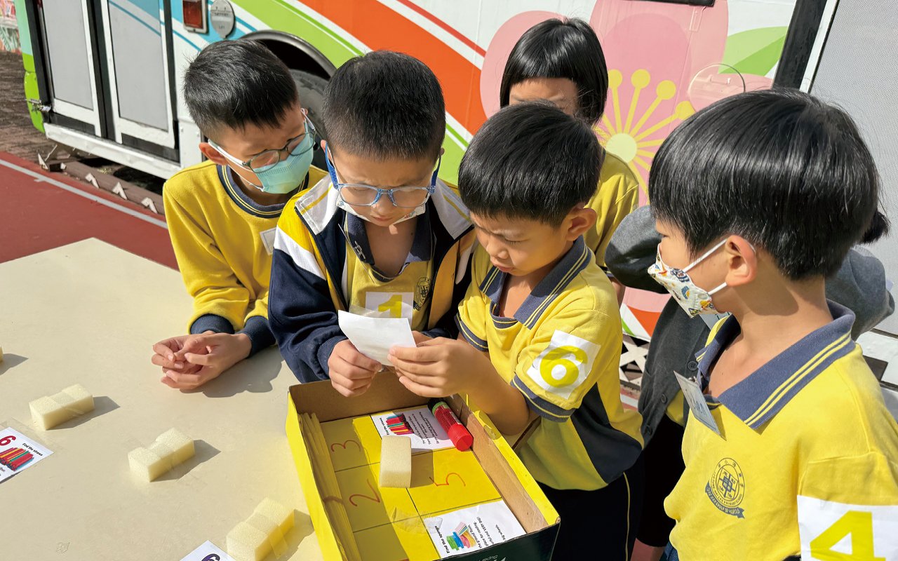 學校推行多感官學習，讓學生透過唱歌、朗誦和角色扮演等活動，以眼到、手到和心到的方式學習。
