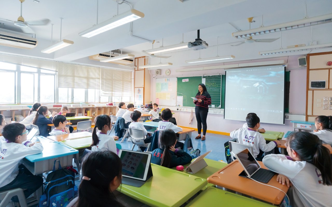 學校聘請多位外籍老師，營造濃厚的英語氛圍