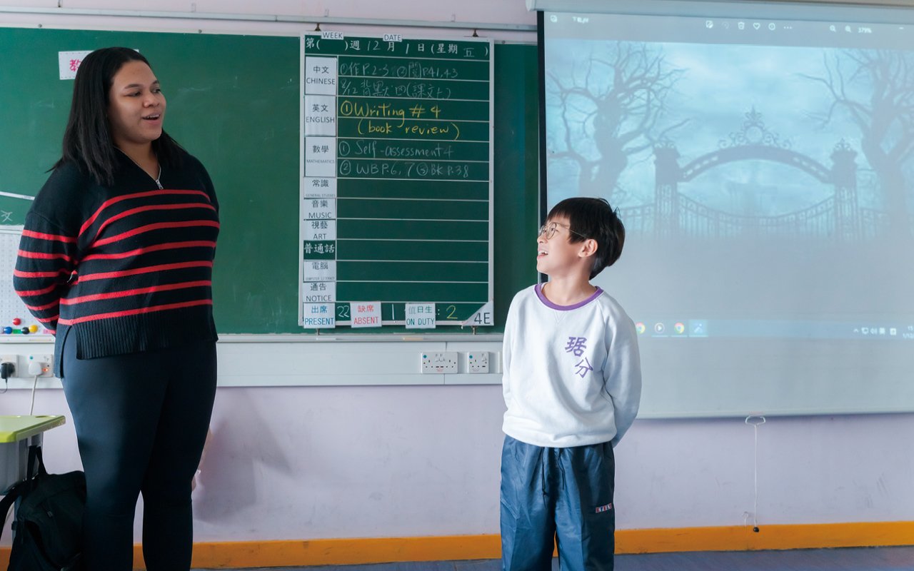 學校摒棄傳統單向講課的教學方式，強調混合式學習