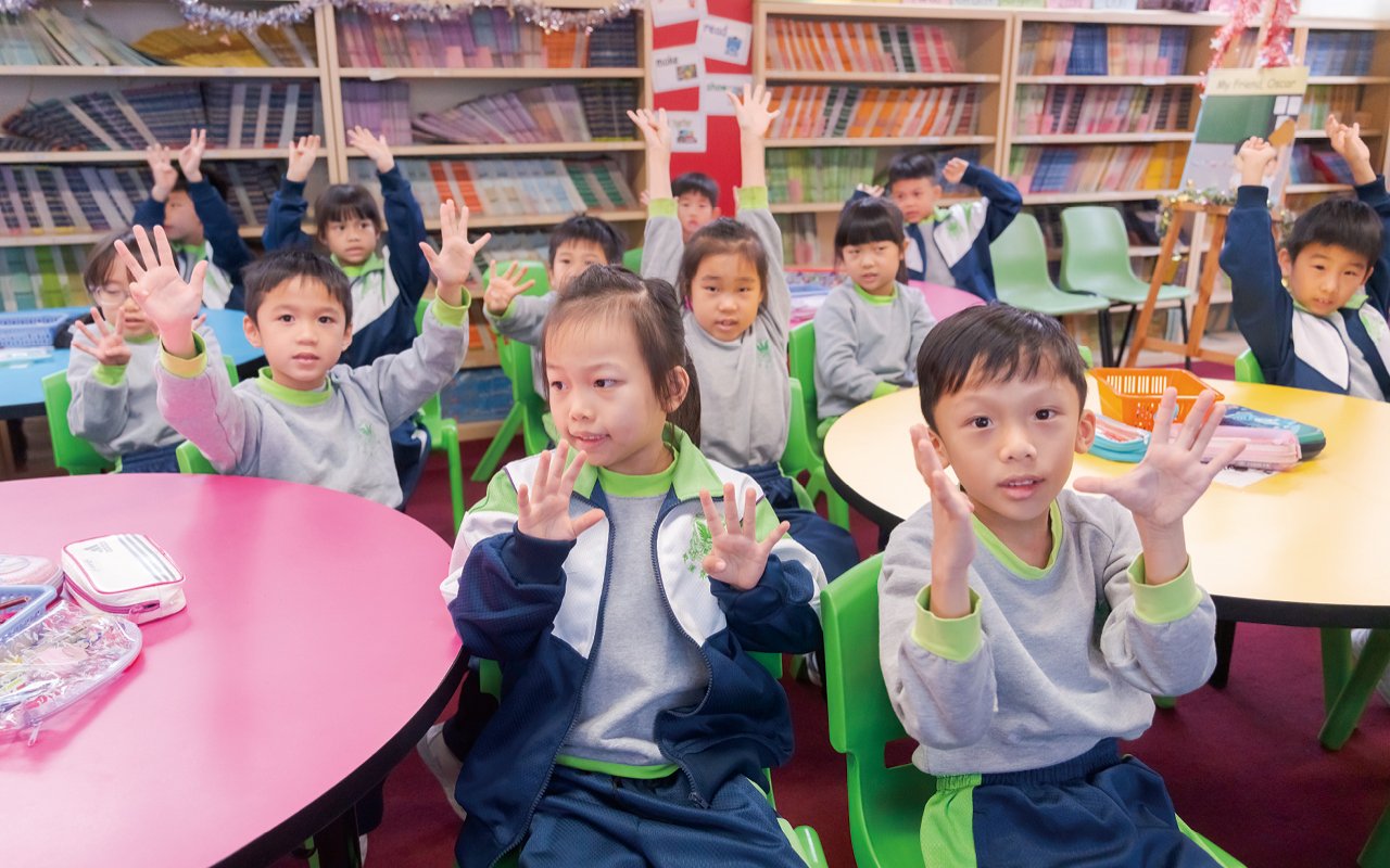 學生有系統地接觸各科目相關的英語知識
