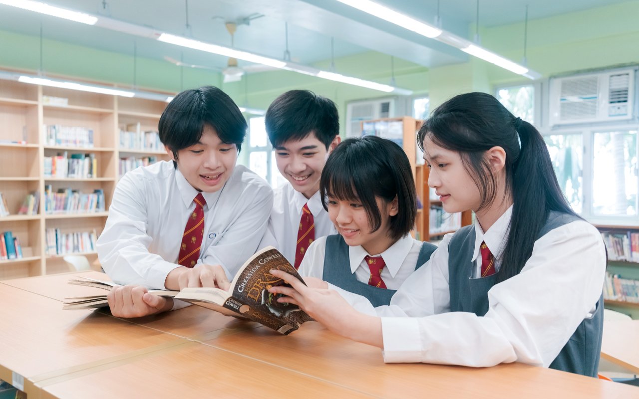 The school places special emphasis on excellence and English learning and teaching.