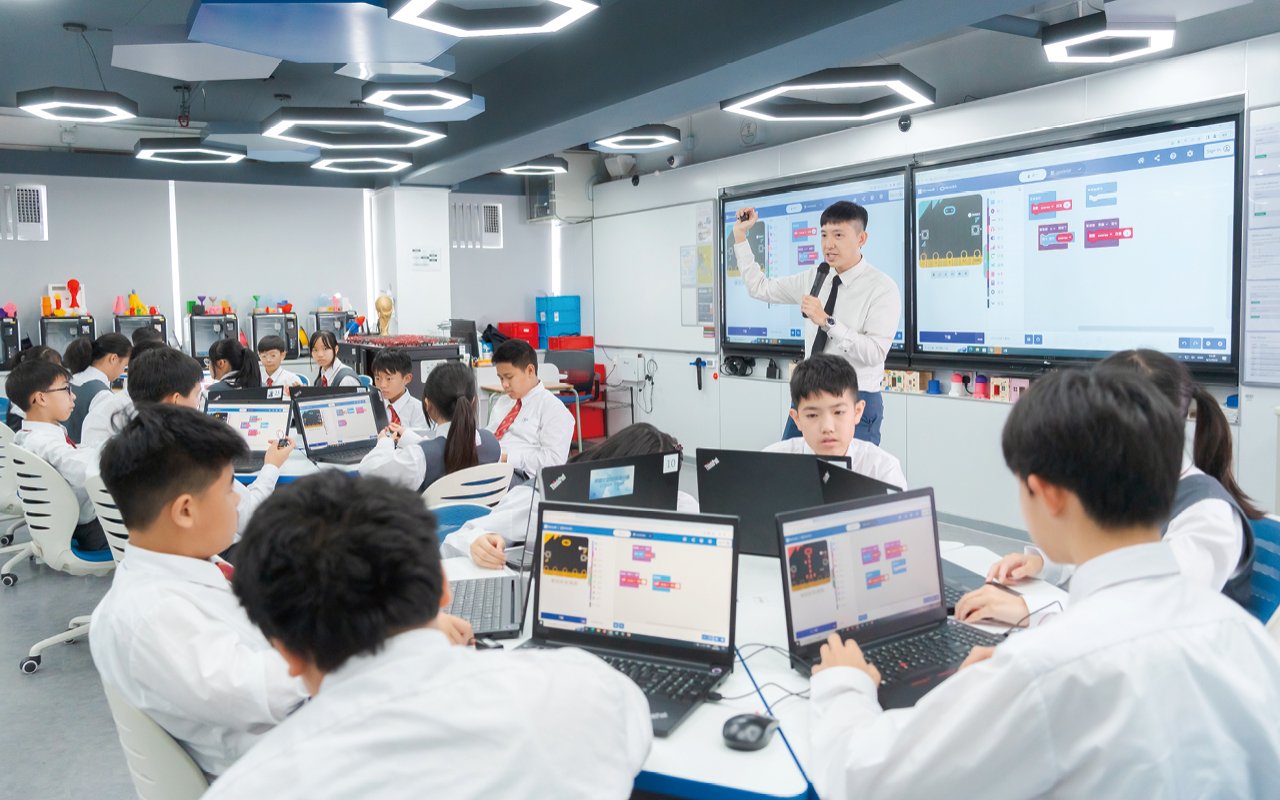 The school has always kept pace with the times and promoted the development of STEAM education.
