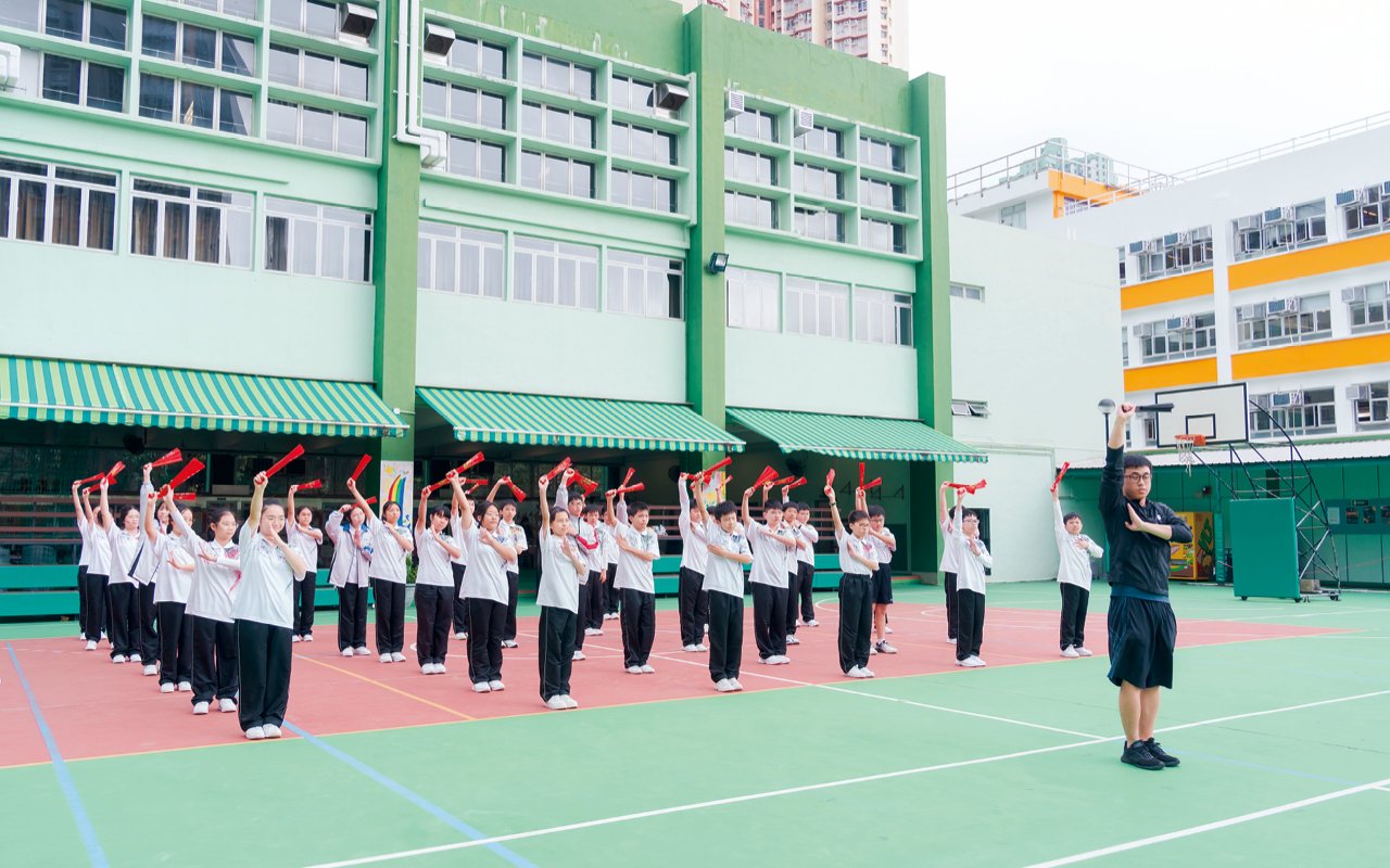學校尤其重視學生在品德方面的培養