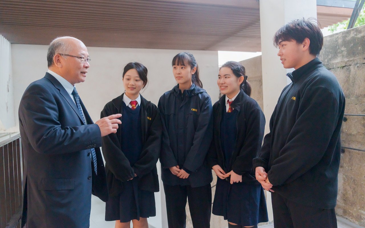 學校的老師與學生保持着亦師亦友的關係