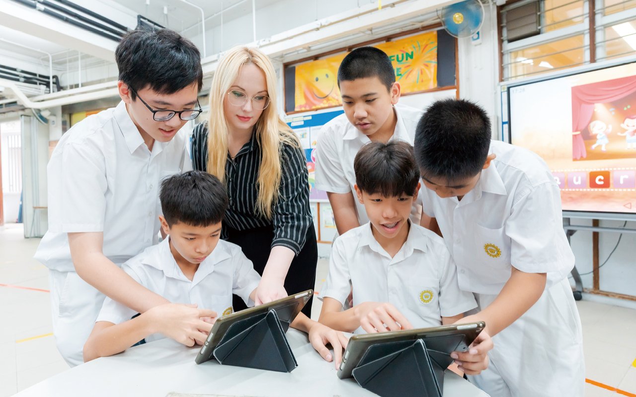課堂教學全面電子化，學生透過電子裝置，參與課堂活動，提升師生之間的互動。