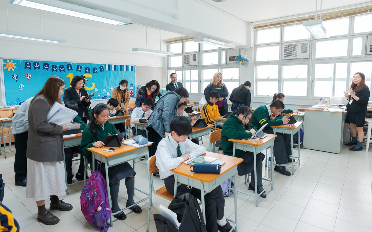 老師組成小組，共同準備一個課堂，校長、副校長、教務主任及科 主任參與專業討論，優化課堂設計。
