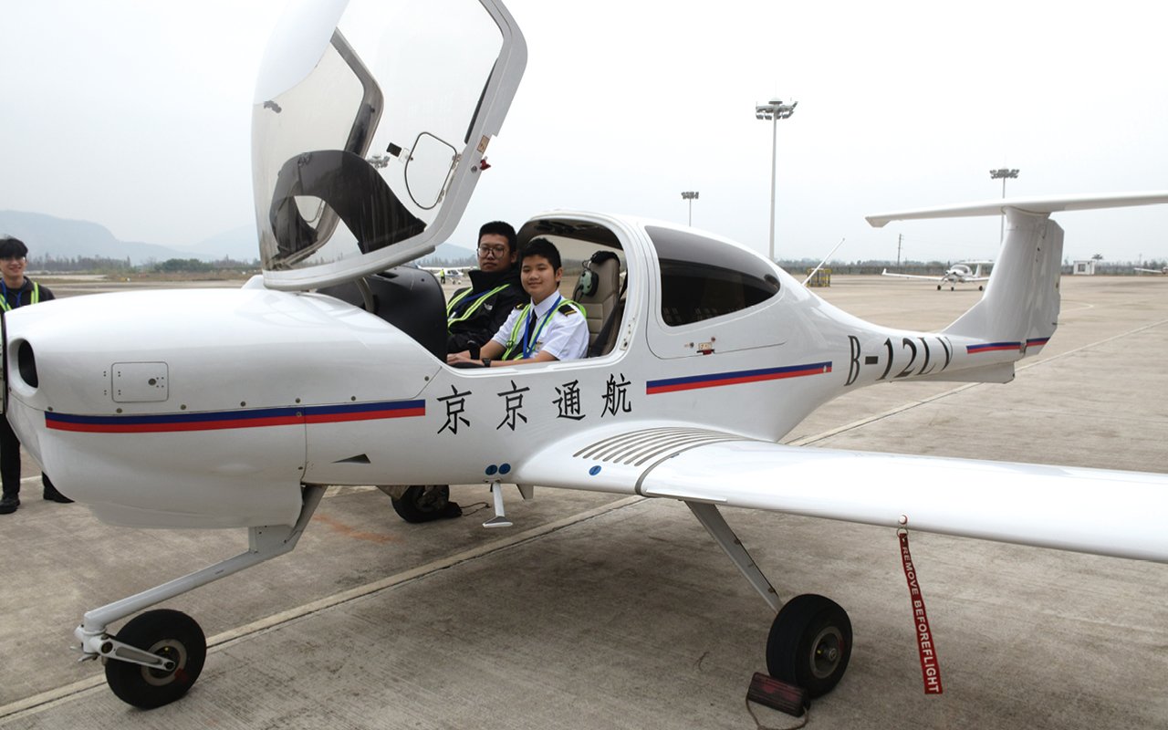 在蓮洲機場參觀小型飛機機庫