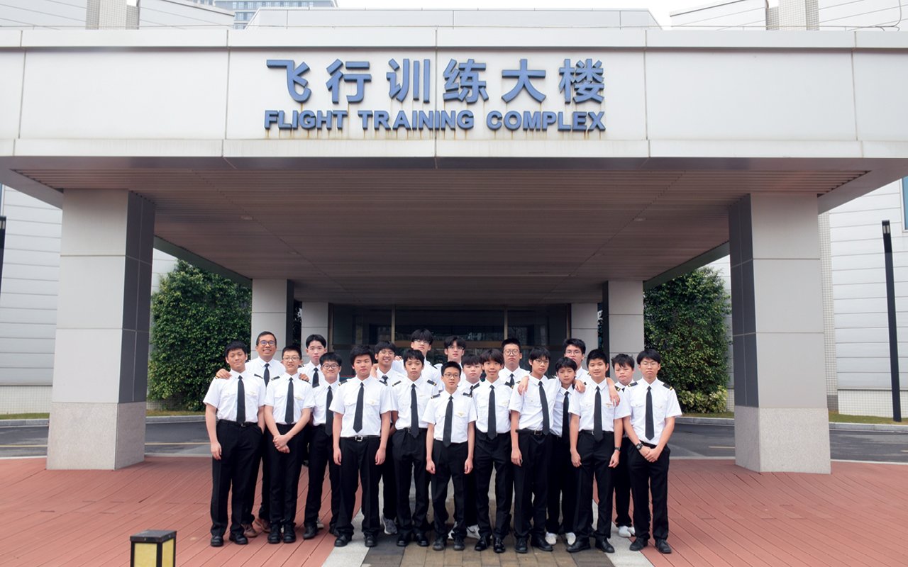 學生穿上機師制服，精神奕奕地在珠海翔翼飛行訓練大樓合照