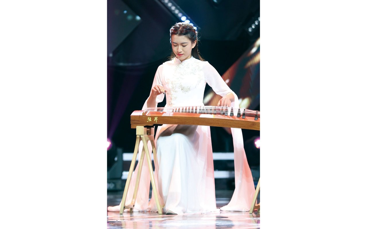 安排同學參與慈善午餐會的表演