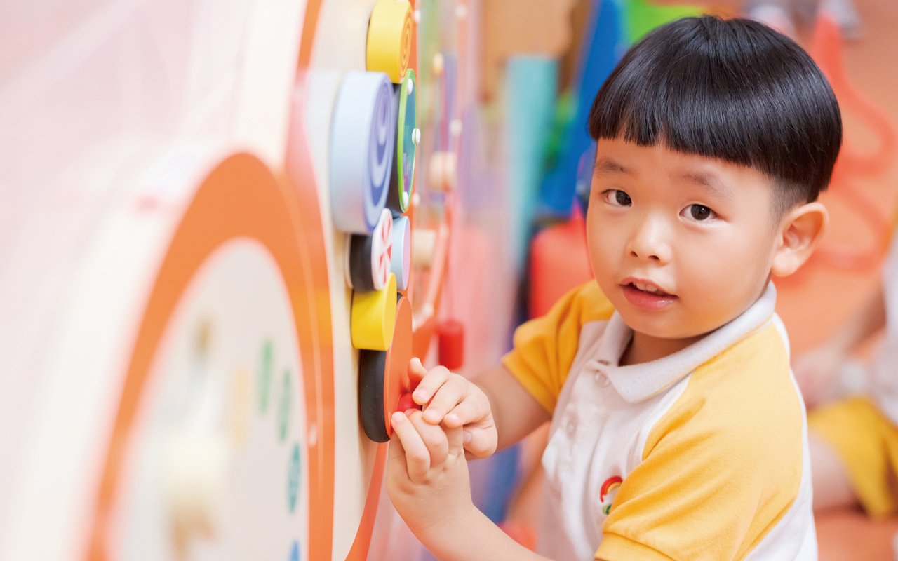 學校採用寓學習於遊戲的方式教育孩子
