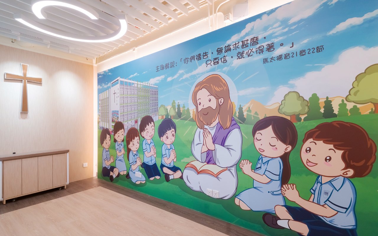 讓小一的同學接受牧師的祝福，並寓意開始基督化的校園生活