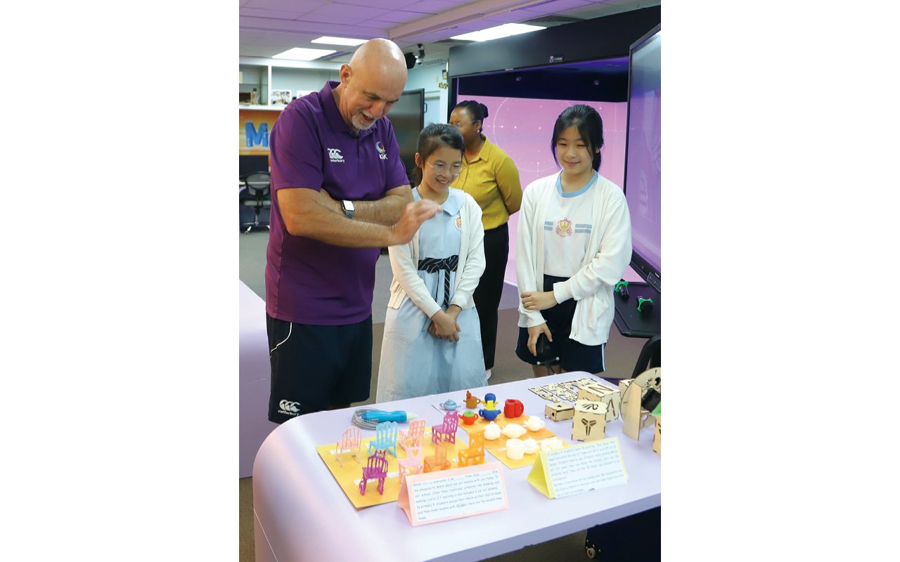 學生向 ICHK 校長 Mr Newton介紹校本視藝科特色課程