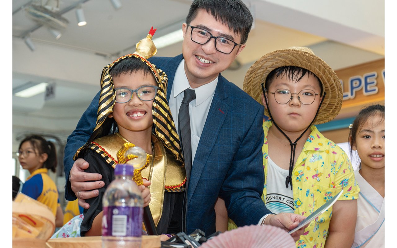 在活動當天，學校鼓勵學生穿著不同國家的傳統服飾