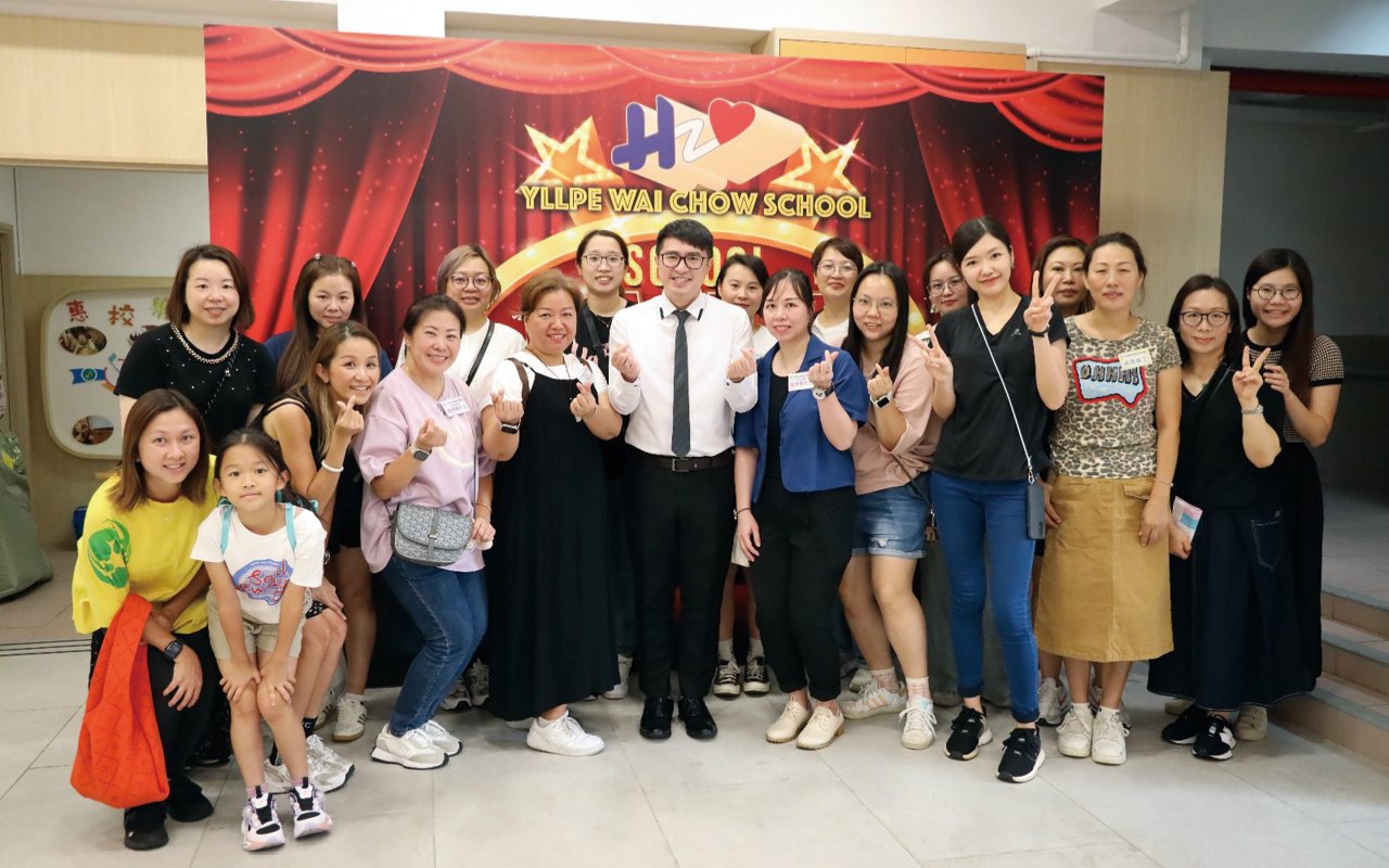 家長反應非常踴躍，他們很高興能夠看見子女在台上演出，見證着子女的成長