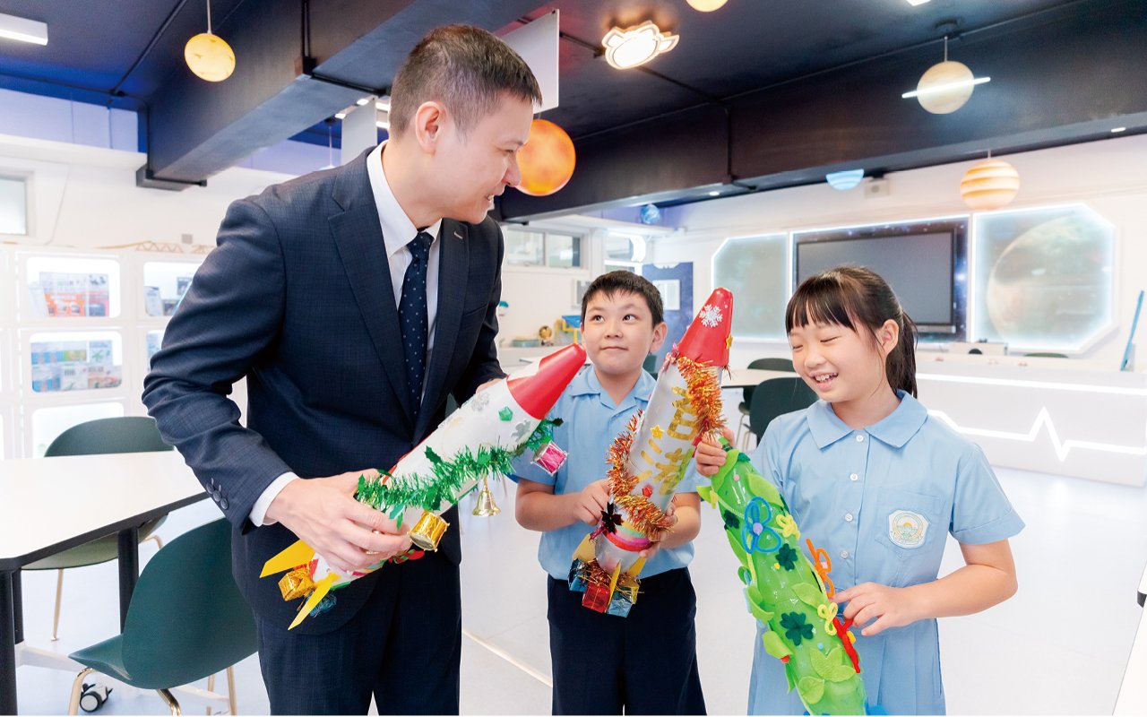 Principal Wen believes that if students learn moral education through serving the community, the results will be more ideal.