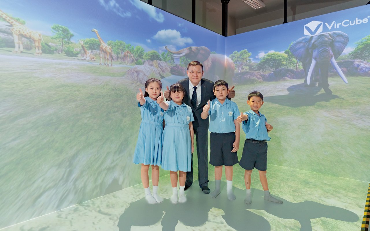 Students grow happily with the help of the school