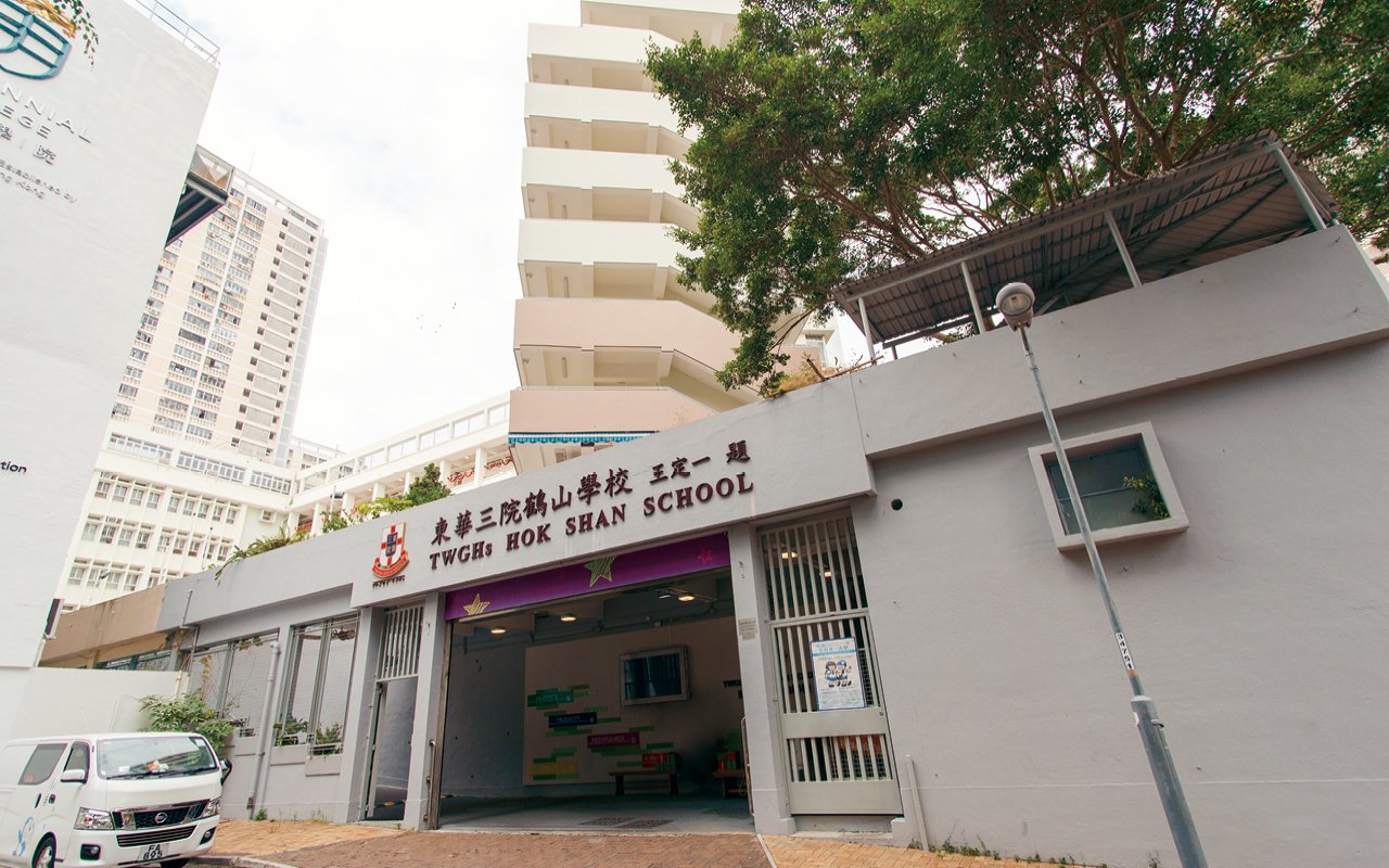 追求卓越　面向世界　建設愉快校園　引領成功道路