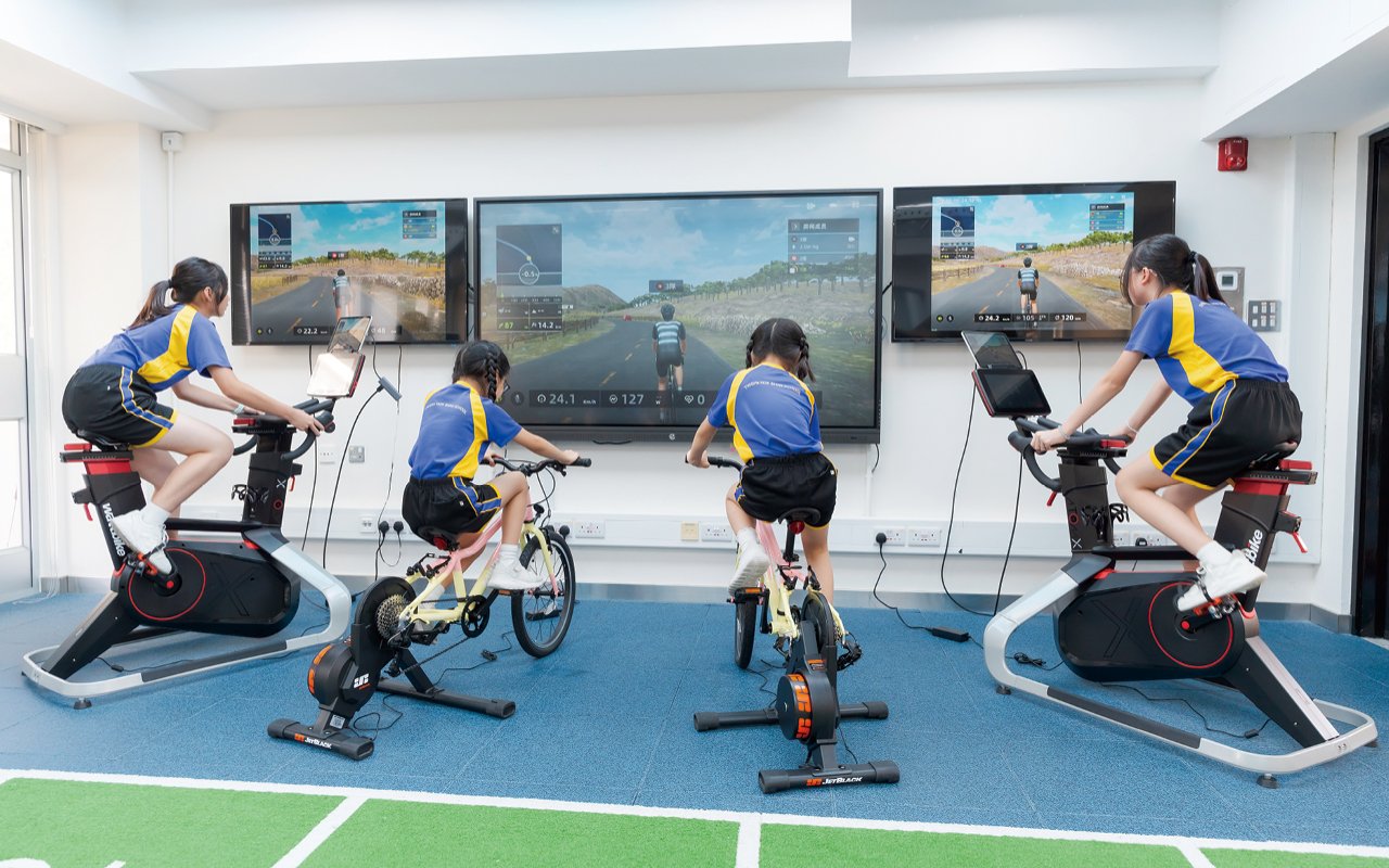 學生通過使用不同的設備，如健身單車、跑步機和登山機等， 全面提升自己的體適能