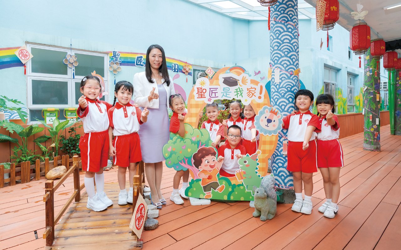 聖公會慈光堂聖匠幼稚園幼兒園主要招收兩至四歲幼兒，提供 PN 及 K1 課程
