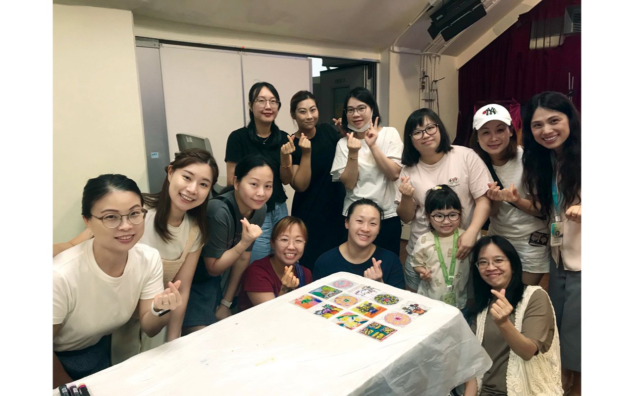 學校一直與家長保持緊密的聯繫以及良好的合作