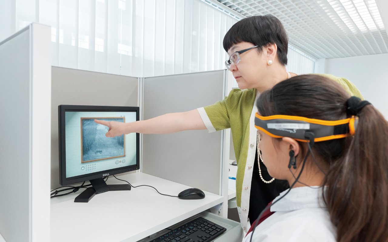 為學生進行腦波分析，以科學的方法協助他們學習