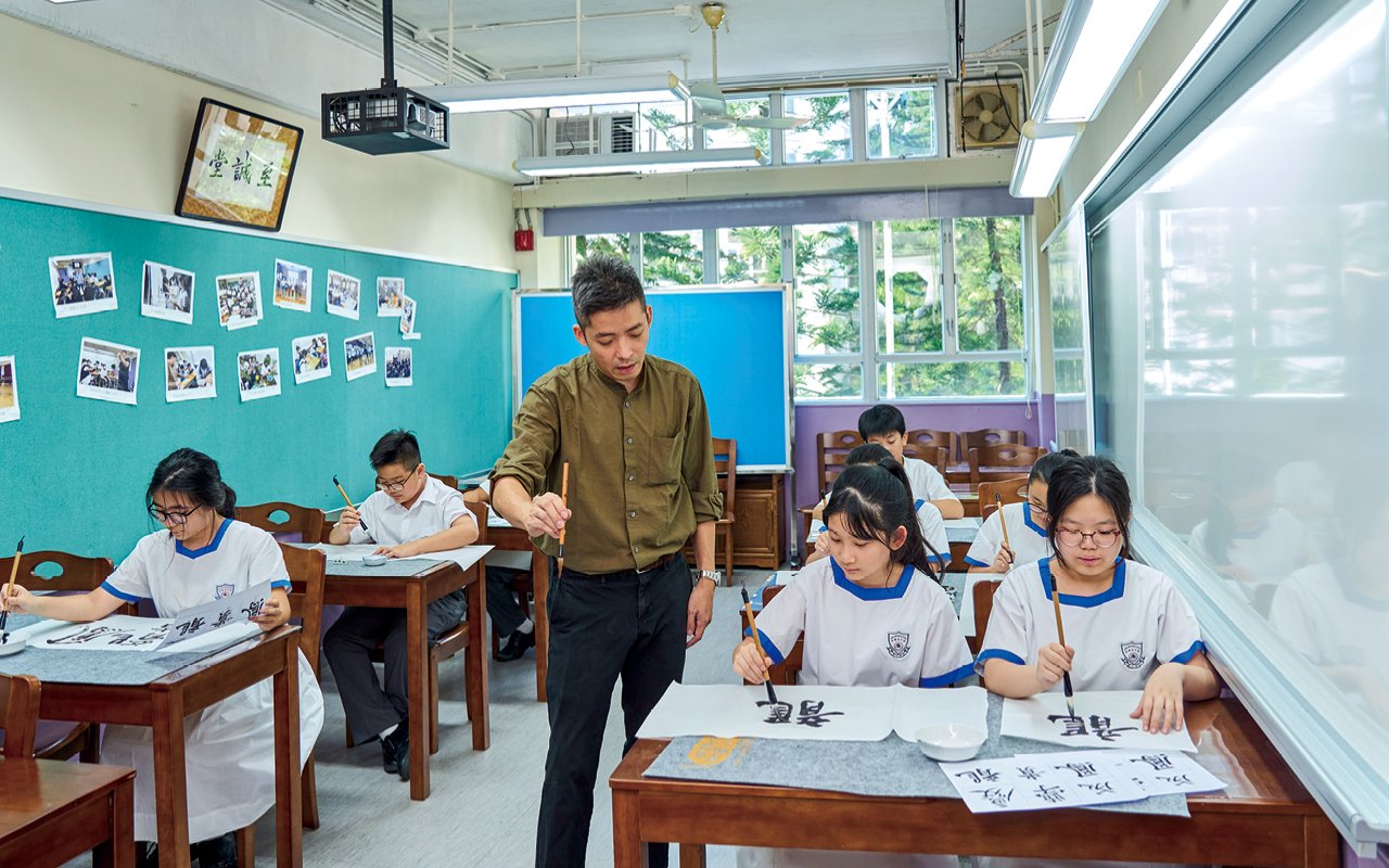王華湘中學是嚴而有愛的，嚴是對學生有要求而非訓斥