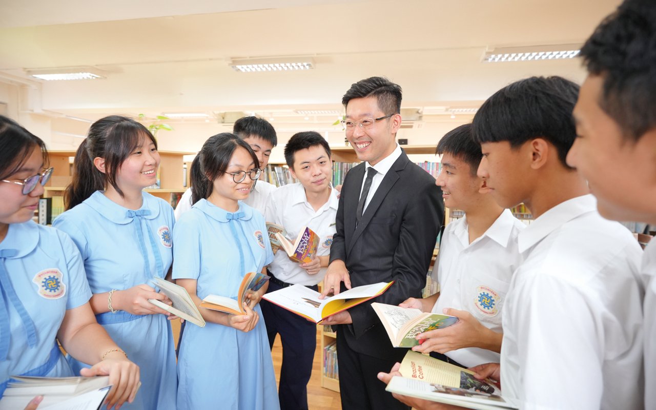學校全面地提升學生的英語學習和溝通能力