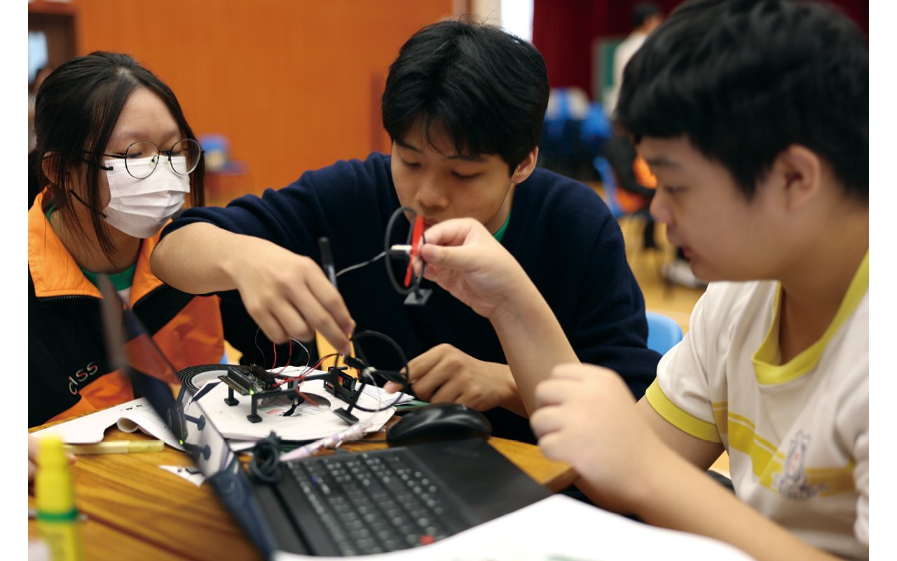 學校鼓勵學生參加多元化活動，成立機械人隊及創科小組