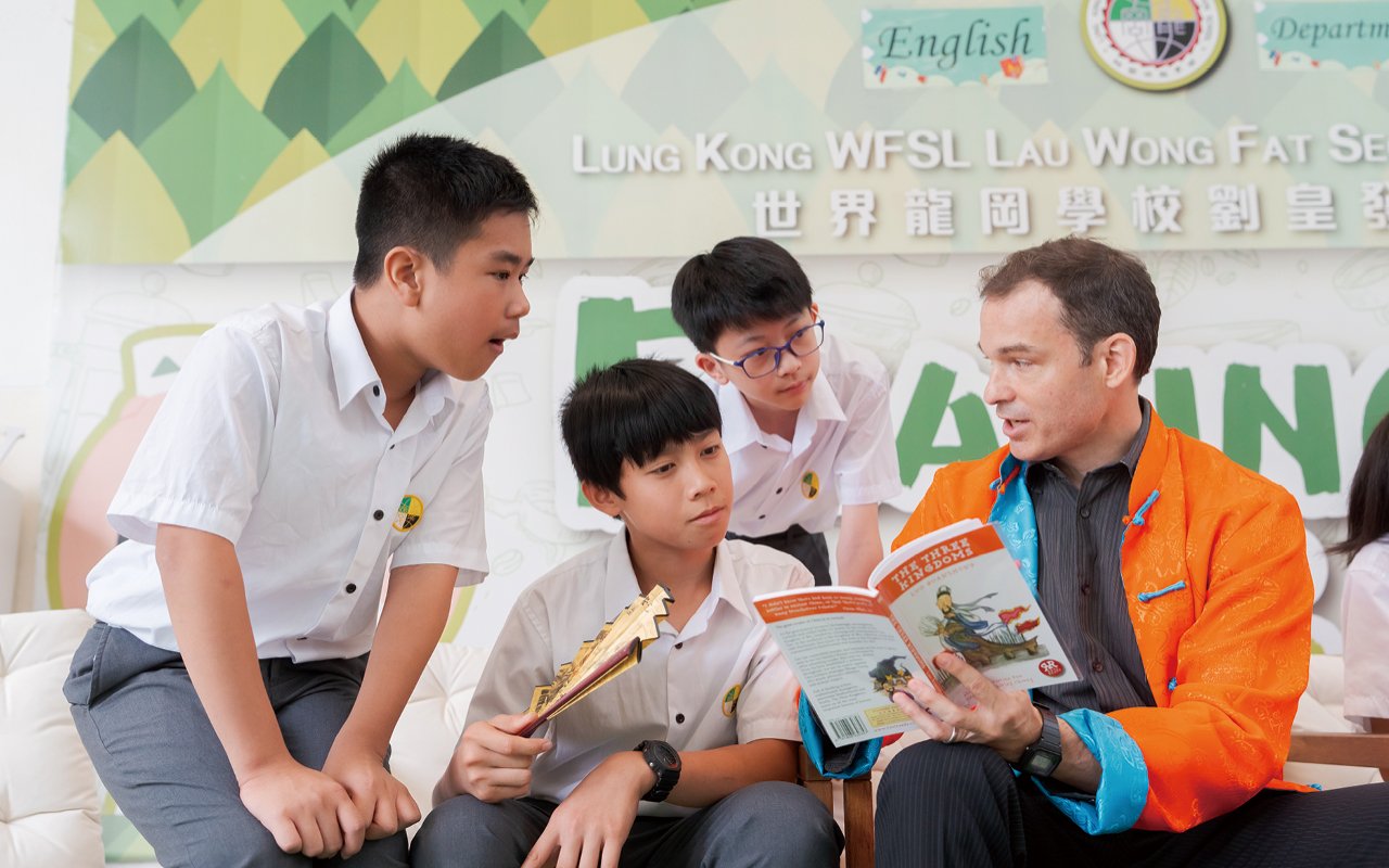 學校特聘請導師教授IELTS課程，並為高中學生提供津貼以應考IELTS