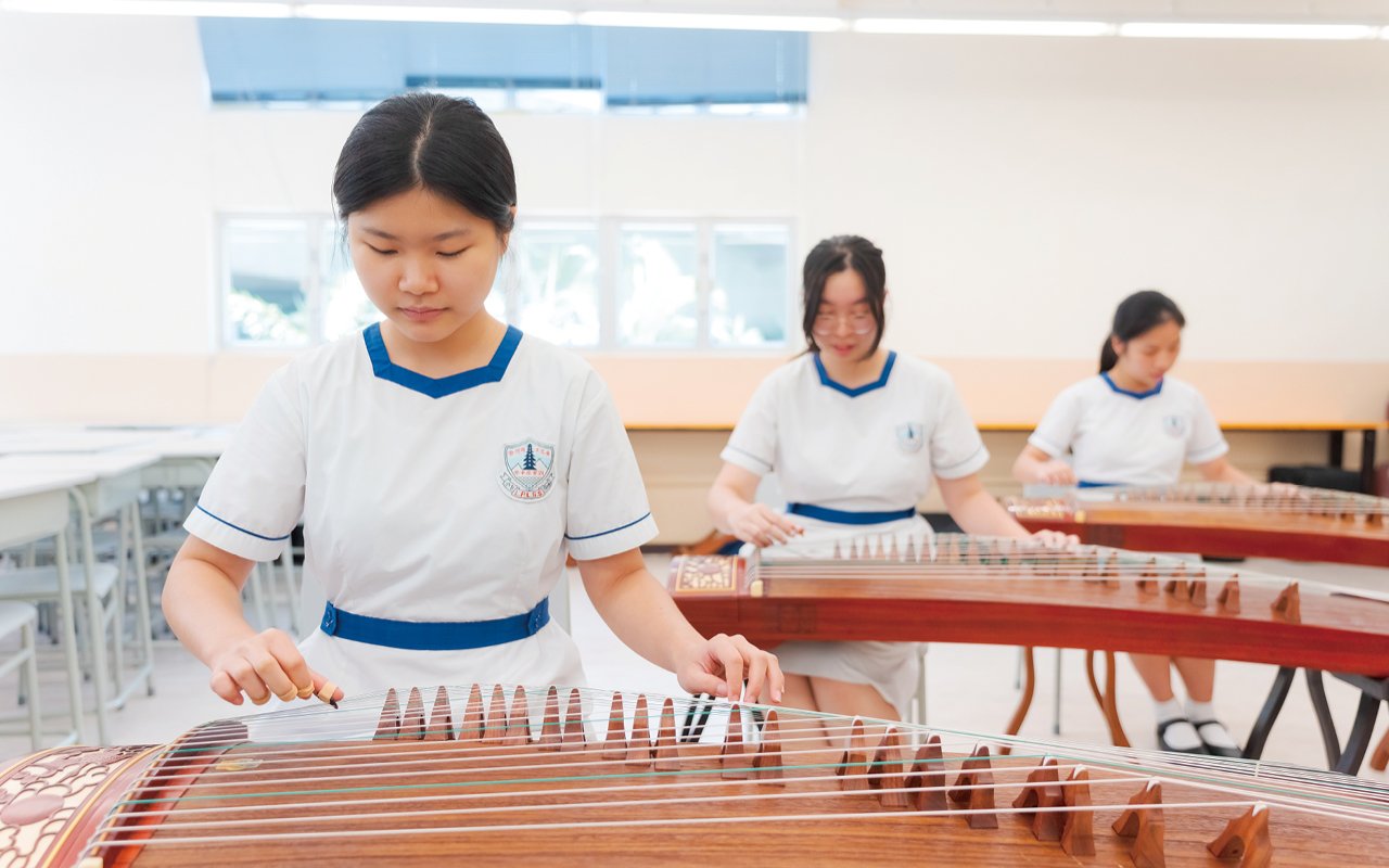 在課室以外，學校透過多元化的學習經歷擴闊同學的眼界