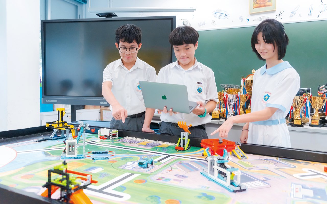 在STEAM教育方面，學校希望讓所有同學都有機會接觸相關知識與技能