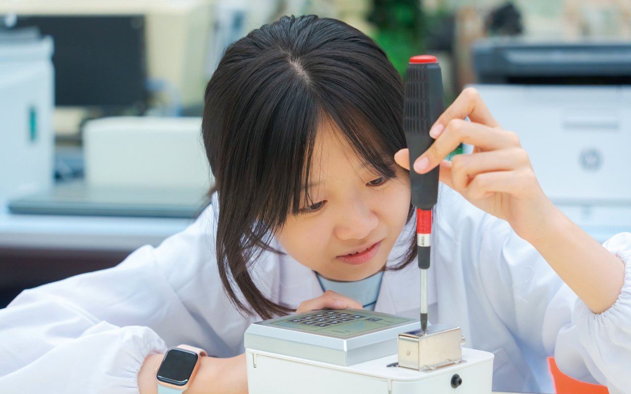學校致力促進學生的全人發展，強調學習要融會貫通