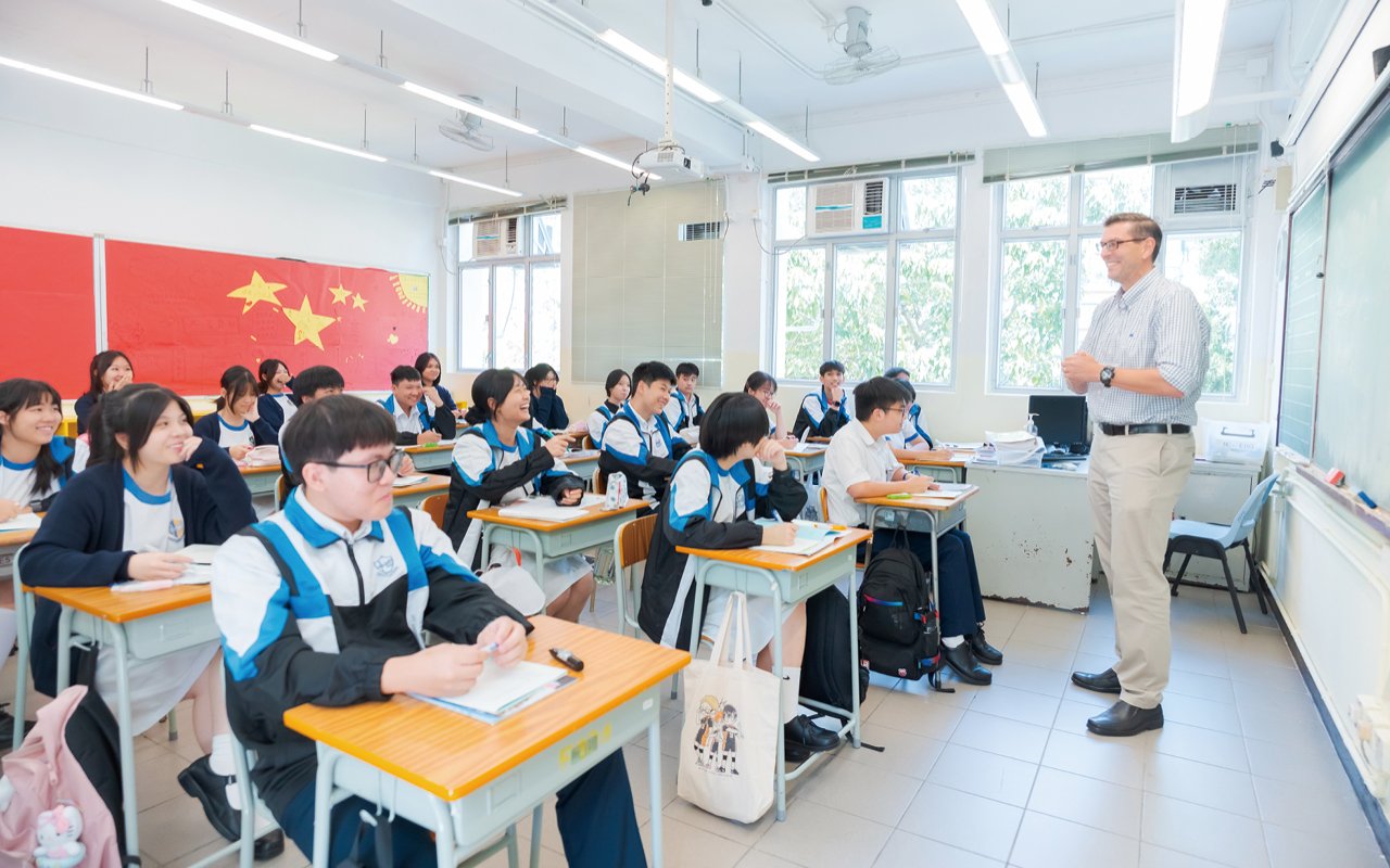 高校長相當注重學生的兩文三語發展，銳意提升同學的英語能力