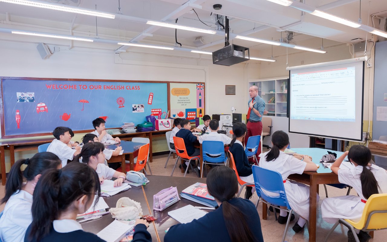 學校尤其重視提升學生的英語水平，致力推行兩文三語的教學政策