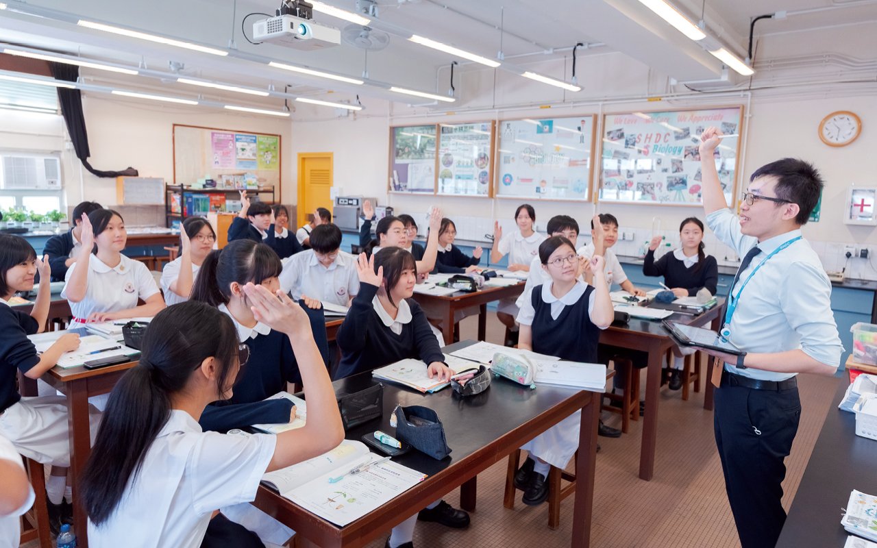 學校除了着重學生的學業成績外，近年亦重點推行價值觀教育