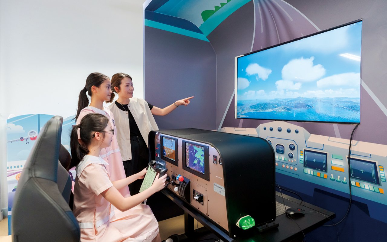 大埔官立小學模擬飛行室的設備及模擬飛行課程的推行，就是為學生創造夢想