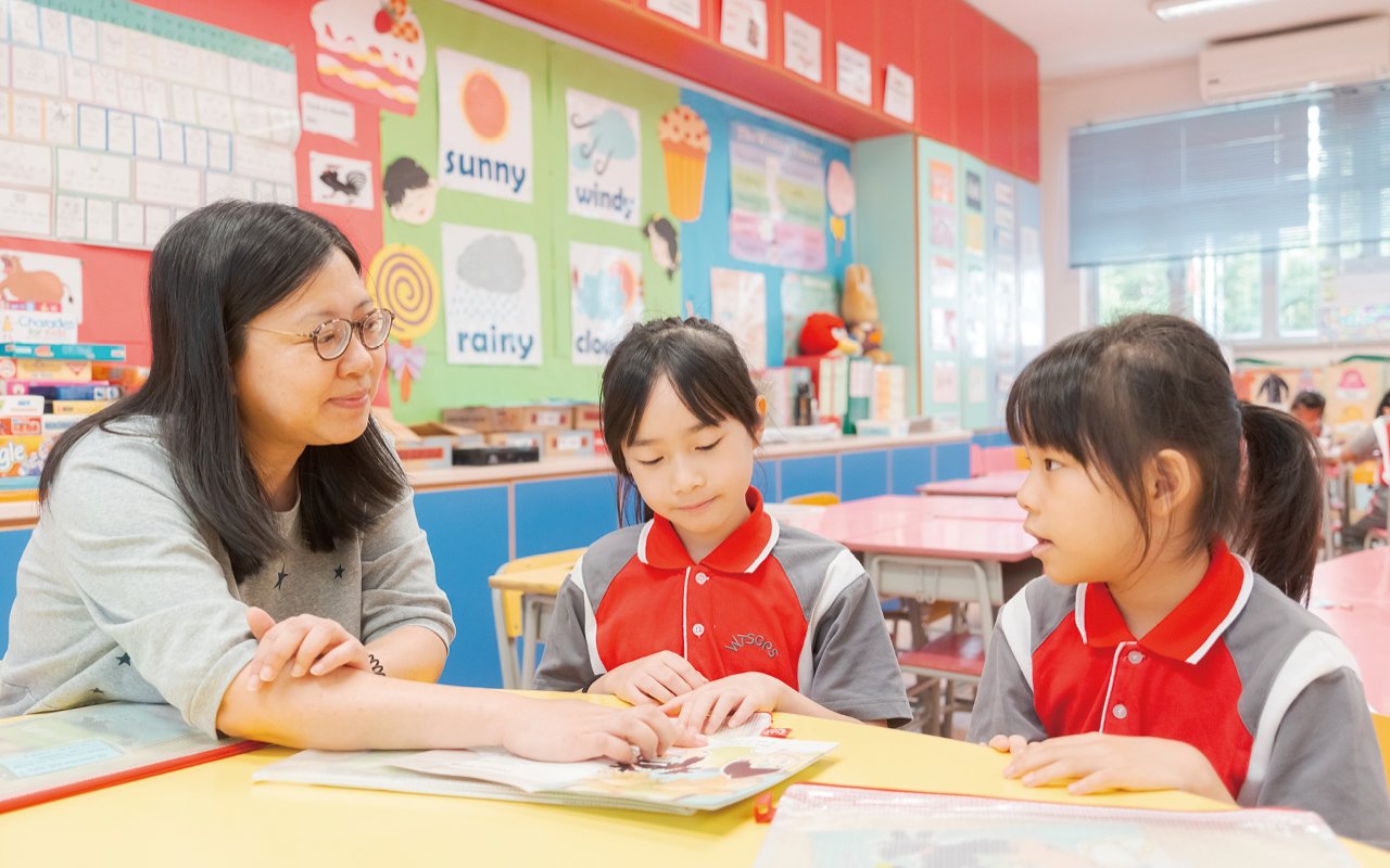 今年學校推出兩個校本訓育計劃，強調培養守法意識與正向思維，另設8個德育主題