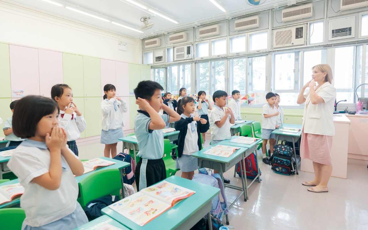學校自1954年開校至今，經歷了70個年頭，努力耕耘為社會培育不少人才