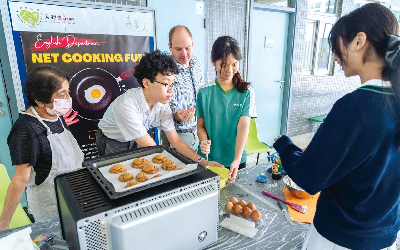 外籍老師會與同學一起製作美食，並圍繞不同主題進行