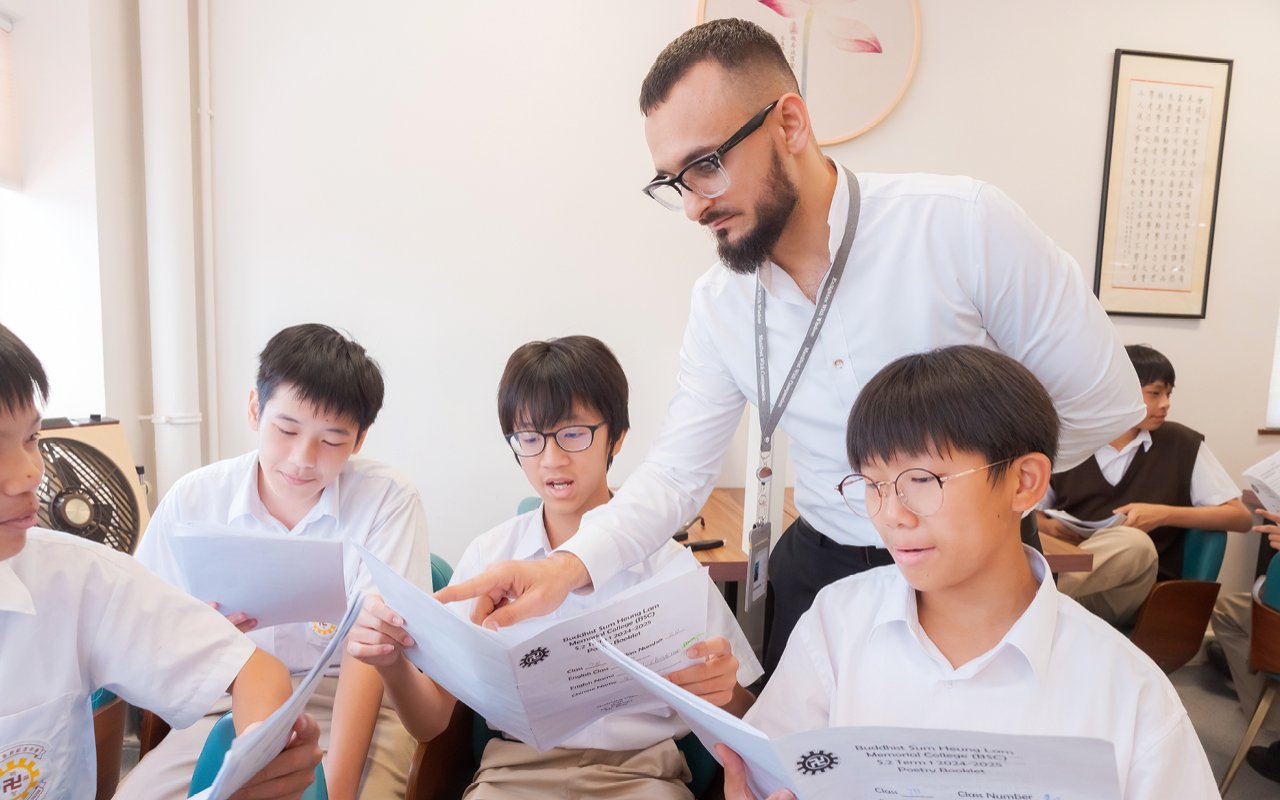 學校重點進行尖子英語培育，將初中英文三班分成四組