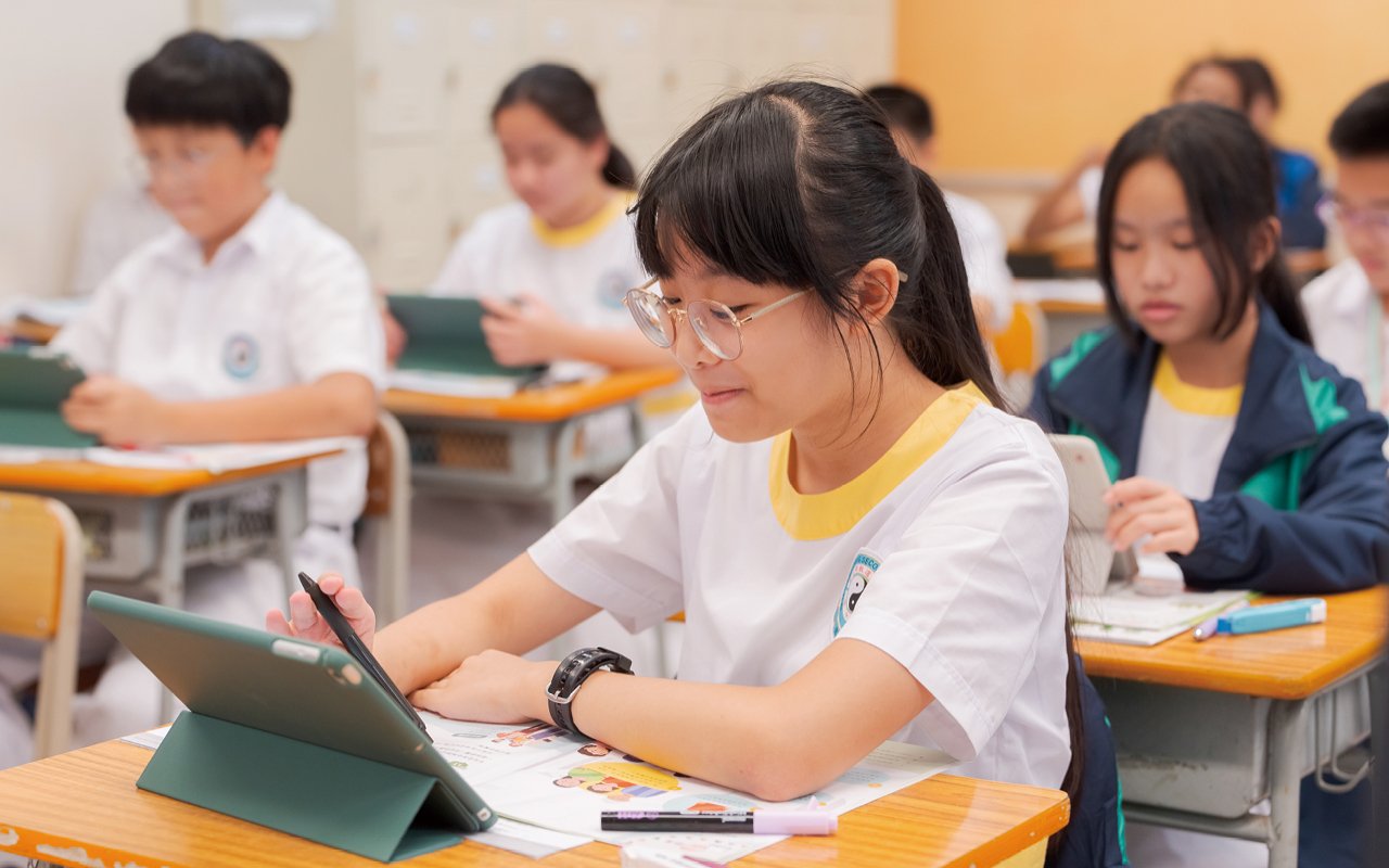 學校開設以英語為教學語言的校本課程「生活英語科」
