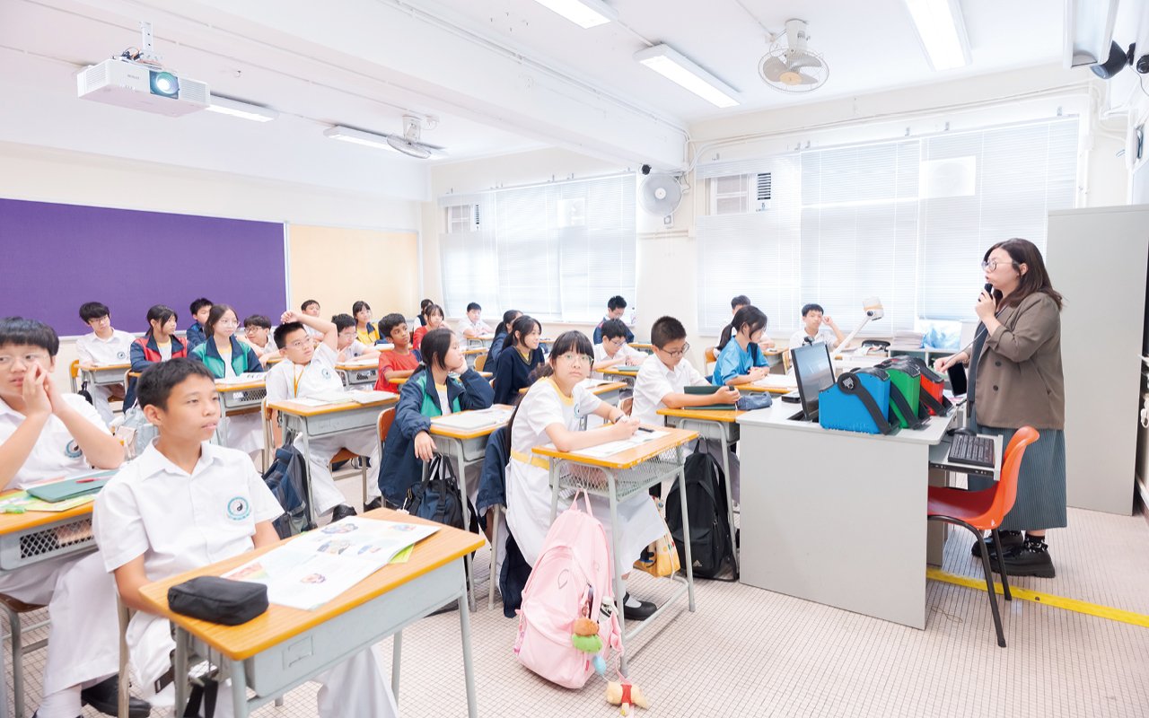 在高中課程規劃中，學校根據學生的能力進行分組教學