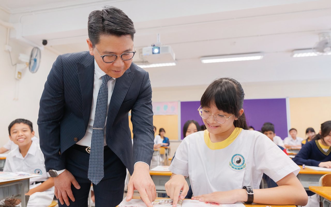 以真實的語言環境，深化學生的英語表達及邏輯思辨能力