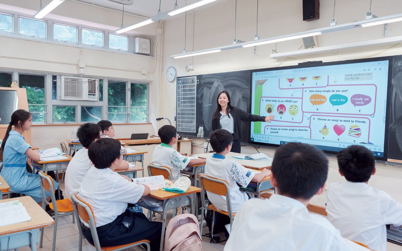 學校更鼓勵師生使用英語互動，以最「貼地」的方式逐漸建立語境