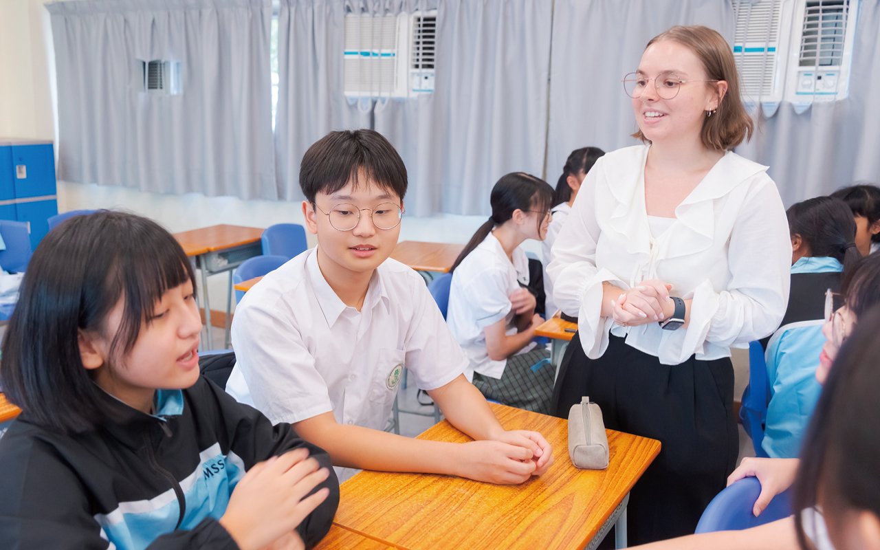 外籍英語老師會帶領課外活動或英文遊戲小組，與學生融洽互動