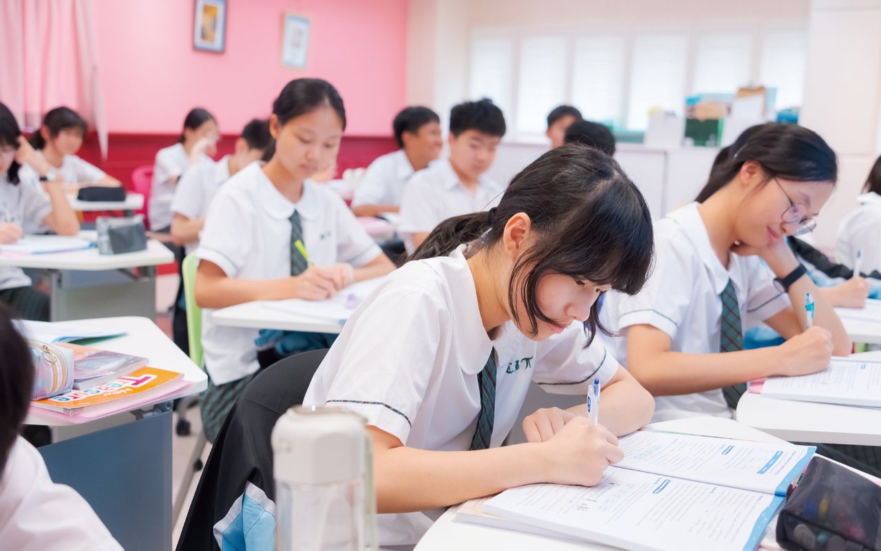學校在暑假期間推行英文銜接課程，幫助他們熟悉英文學習的課題和詞彙