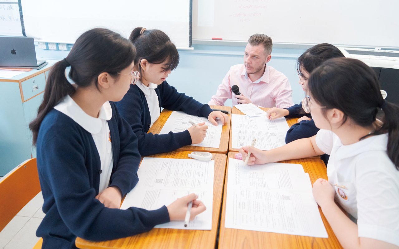 為了創造良好的英語環境，學校更特設「英語推廣小組」