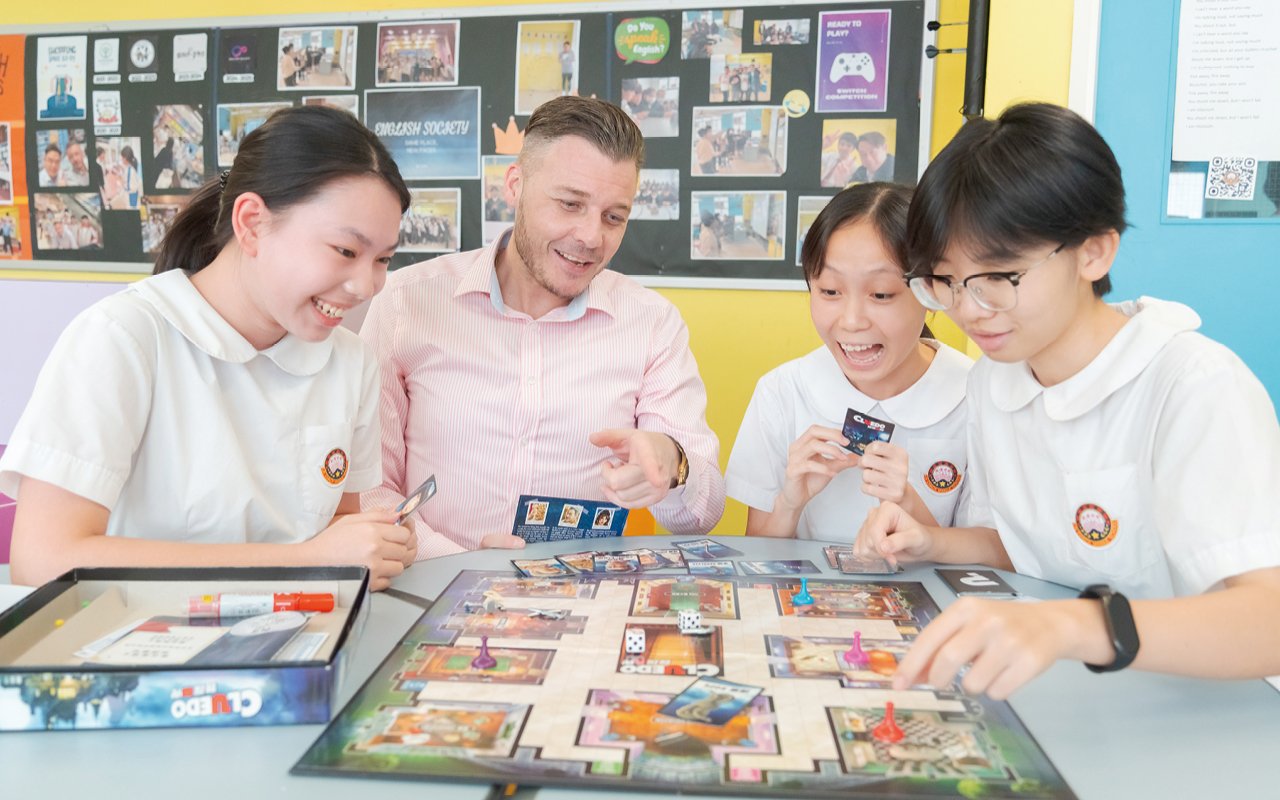 透過與外籍人士的互動，學生在日常交流中活學活用英語