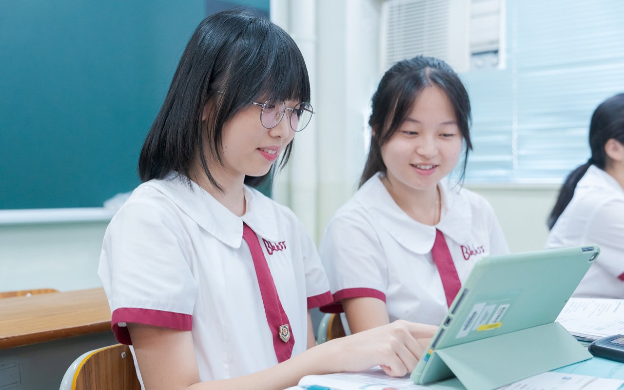 引進iPad及E-class，鼓勵學生透過網上英語教學資源